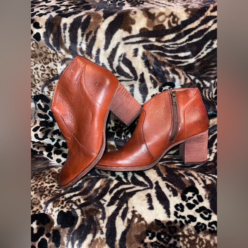 NEW FRYE Nora Zip Short Ankle Boot NWOT
